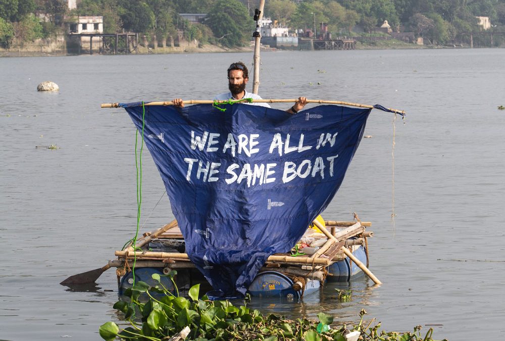 Naviga i luoghi di nessuno dove la plastica regna indisturbata