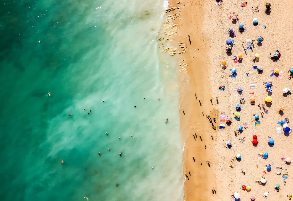 Spiagge affollate, coste fragili: il turismo estivo alla prova della sostenibilità